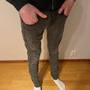 Replay anbass 29/34 - Nu säljer vi ett par riktigt feta Replay anbass i storleken 29/34! Skick:10/10! För mer info,bilder eller priser, så är det bara att höra av sig!