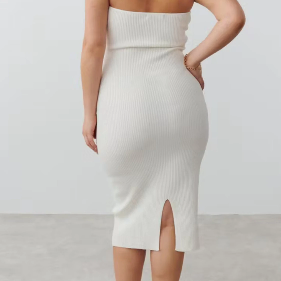 Vit ribbad axelbandslös klänning - 2