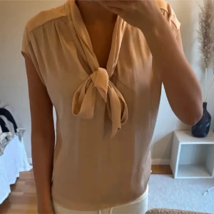 Blus med knytning  - Blus med knytning 