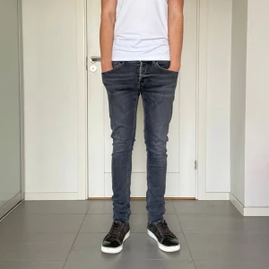 Dondup George Jeans  - Säljer nu dessa snygga Dondup George jeans i en grå/svart färg, skriv för fler bilder/frågor🙌🏼