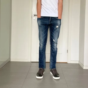 Dondup George Jeans  - Säljer nu dessa snygga Dondup George jeans med slitningar i populär design, skriv för fler bilder/frågor🙌🏼