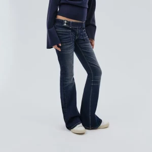 Mörkblå pleated bootcut jeans med fickor från Gina  - Slutsålda gina jeans strl 170. Helt oanvända med lapp kvar💕