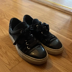 Billi bi skor  - Billi bi skor i okej skick sulan är lite missfärgad❤️