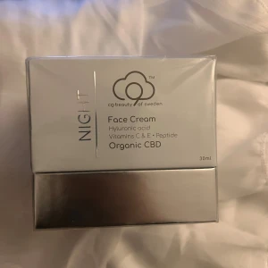 C9 Beauty Face Cream  - C9 Beauty Night Face Cream med hyaluronsyra, vitaminer C & E, peptider och organisk CBD.  Boostar huden med fukt och näring. 