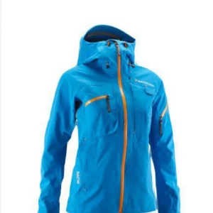 Peak performance skidställ med goretex - Supersnyggt set fràn peak performance i modellen heli alpine. Jättebra skick och kvalitet, inga synliga defekter. Nypris är ungefär 11000kr. Om det finns fler frågor är det bara att ställa dem☺️