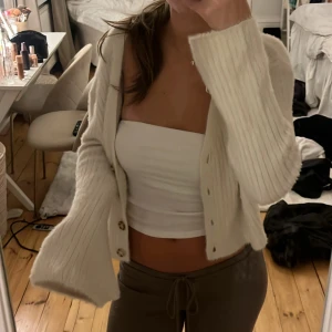 Kofta  - Supermysig kofta, använd fåtal gånger. Supermjukt fluffigt material 