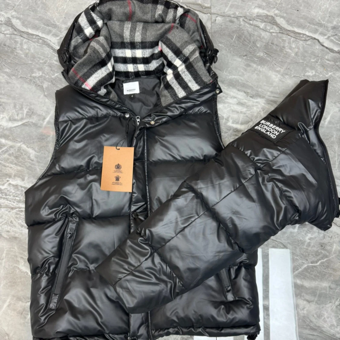 Burberry dunväst med huva och mönstrat foder