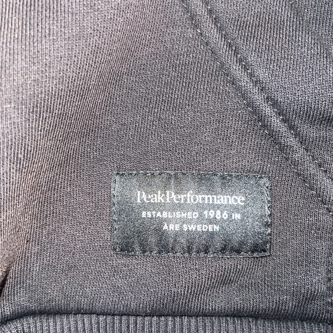 Svart hoodie Peak Performance med dragkedja - 1