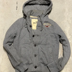 Vintage Hollister hoodie med knappar  - Säljer nu denna extremt eftertraktade och sällsynta vintage hollister hoodie med knappar! Grymt skick, inga defekter - ser exakt ut som på bilderna! Storlek M! Skriv gärna vid frågor 💬✌️