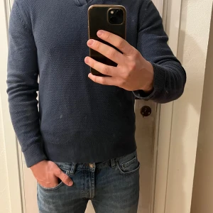 Marinblå stickad tröja These Glory Days - Säljer en marinblå stickad tröja från These Glory Days i strl S. Tröjan har krage, lång ärm och en snygg strukturstickad yta. Hör gärna av dig för fler frågor eller bilder!