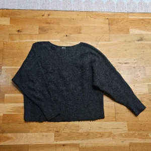 Stickad tröja - only - En riktigt fin stickad boatneck tröja från Only! Storlek XS 💕 fint skick! 500kr nypris  Länk till tröjan: ONLDANIELLA Stickad tröja | Mörkgrått | ONLY® https://share.google/RAZhnaxF9HATj7dJ0
