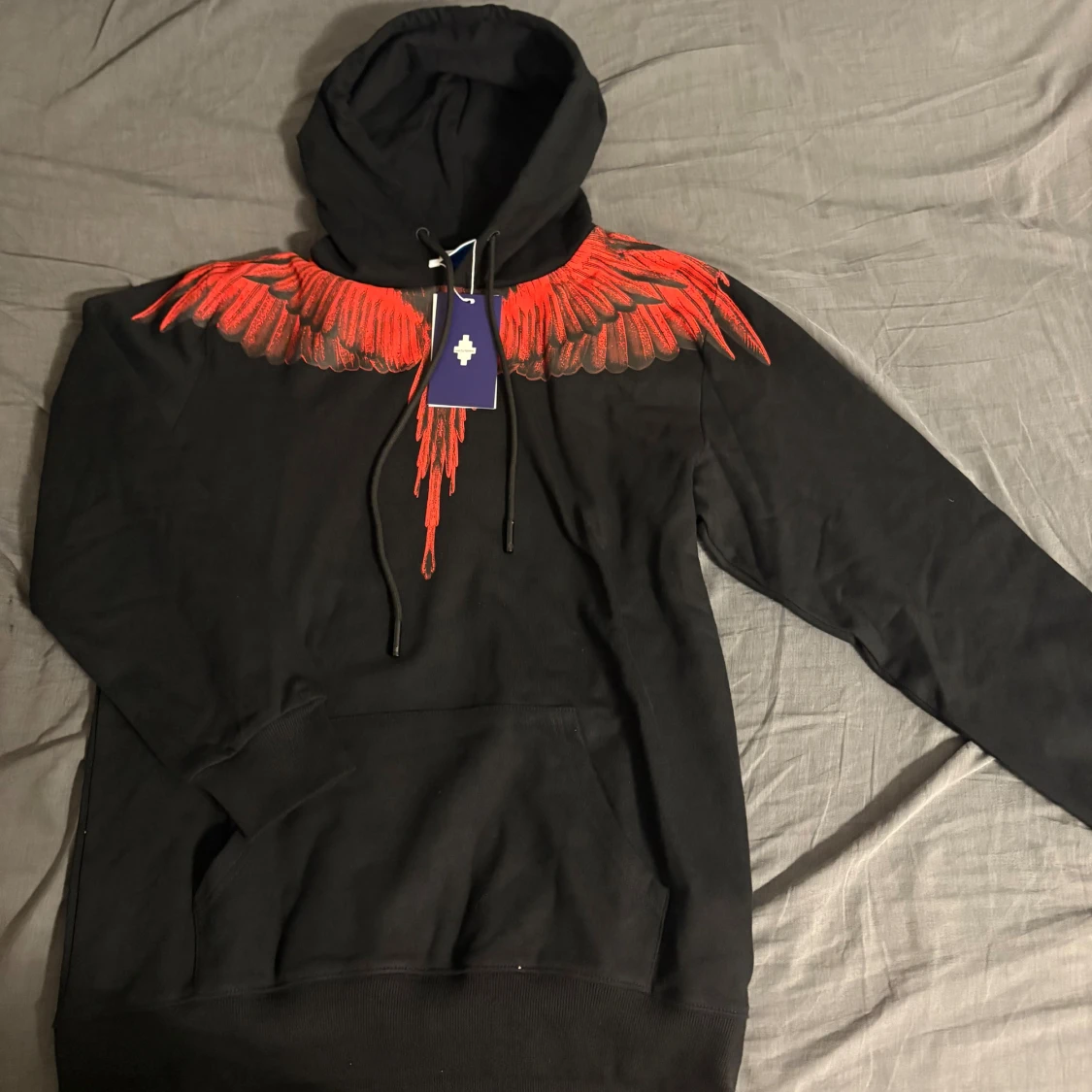 Marcelo Burlon svart hoodie med röda vingar