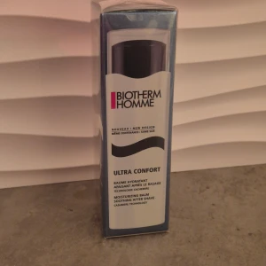 Biotherm Homme Ultra Confort balm 75 ml - Biotherm Homme Ultra Confort är en återfuktande och lugnande balm för ansiktet, speciellt framtagen för män. Kommer i en blå och vit förpackning med svart lock. Innehåller cashmere-teknologi och är parfymfri samt utan färgämnen.