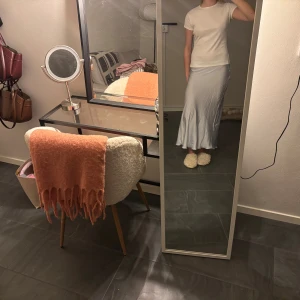 Kjol i blå satin  - Satinkjol från Lager 157! 🥰 storlek S, så fin färg!! 