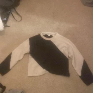 Svartvit stickad tröja Gina Tricot - Säljer en stickad tröja från Gina Tricot i storlek 146/152. Tröjan har ett coolt diagonalt mönster i svart och vitt, rund hals och långa ärmar. Använd. 