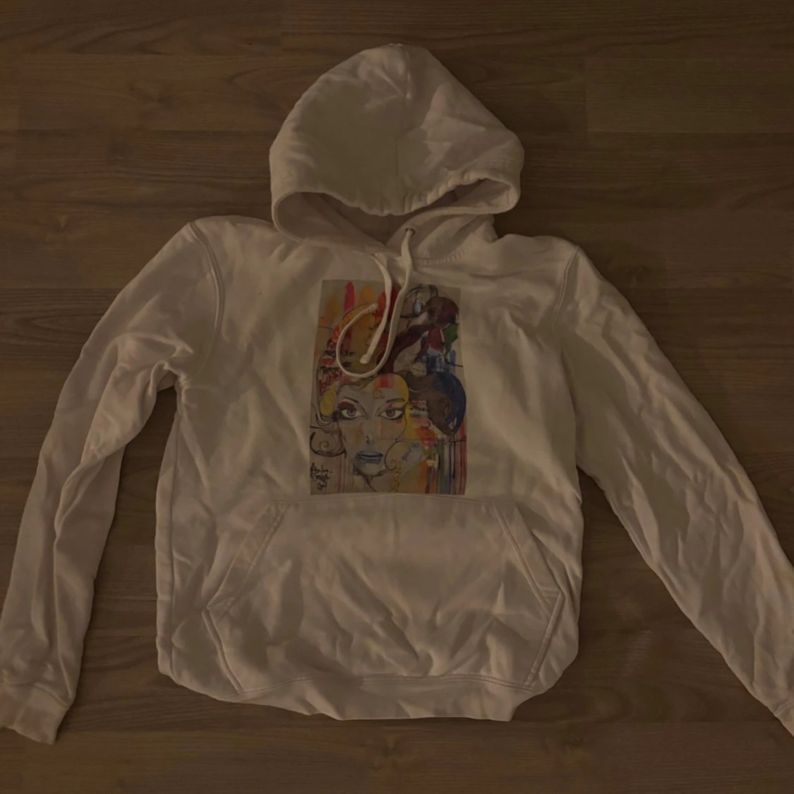 Vit hoodie med konsttryck