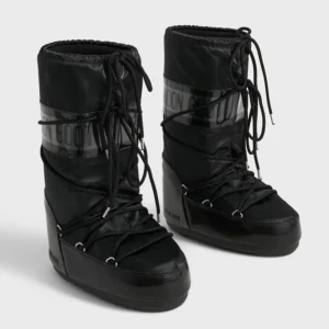 Svarta Moon Boots med glans - Säljer mina svarta moonboots med glansiga detaljer som är sparsamt använda, finns enstaka repor på insidan. I övrigt i superfint skick. Nypris ca 2500kr. Lånad bild då skorna för tillfället är i förrådet. Säljs då jag vet att jag inte använder de så mycket som jag önskar. 