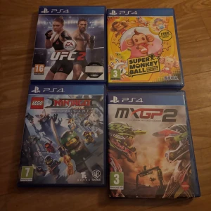 PS4 Spelpaket: UFC 2, Super Monkey Ball Banana Blitz HD, LEGO Ninjago Movie Videogame, MXGP2 - Fyra PS4-spel i fint skick: UFC 2 (EA Sports), Super Monkey Ball Banana Blitz HD (SEGA), LEGO Ninjago Movie Videogame (Warner Bros), och MXGP2 (Milestone). Omslag och fodral ser hela ut, inga synliga skador. Perfekt för familjen eller samlaren! 200 för alla 4.