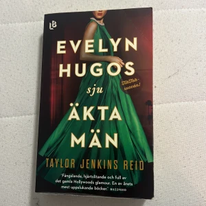 Evelyn Hugos sju äkta män - En fängslande och hjärtslitande roman om Hollywoods glamour, förbjuden kärlek och oväntad vänskap. Perfekt för dig som gillar drama, starka karaktärer och berättelser som berör. TikTok-succé och en av årets mest uppslukande böcker! Små fläckar på boken pga ett bokmärke som smälte lite i solen.