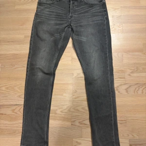 Only & Sons Jeans  - Only & Sons Jeans | Storlek - W33 L34 | Skick: 10/10 knappt använda | Modell - Loom - motsvarar Slimad passform | För fler frågor eller bilder är det bara att kontakta oss! 📲