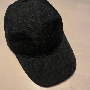 Fendi keps - Tjena! Säljer denna tvärfeta Fendi keps | Skick: Helt ny | Skicka ett PM ang frågor eller intresse 🙌