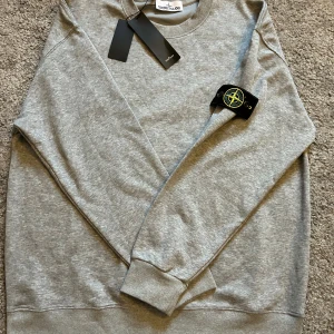 Stone Island tröja - Tja säljer nu en helt ny stone Island tröja.     storlek L.                                                                    Hör av er vid frågor!
