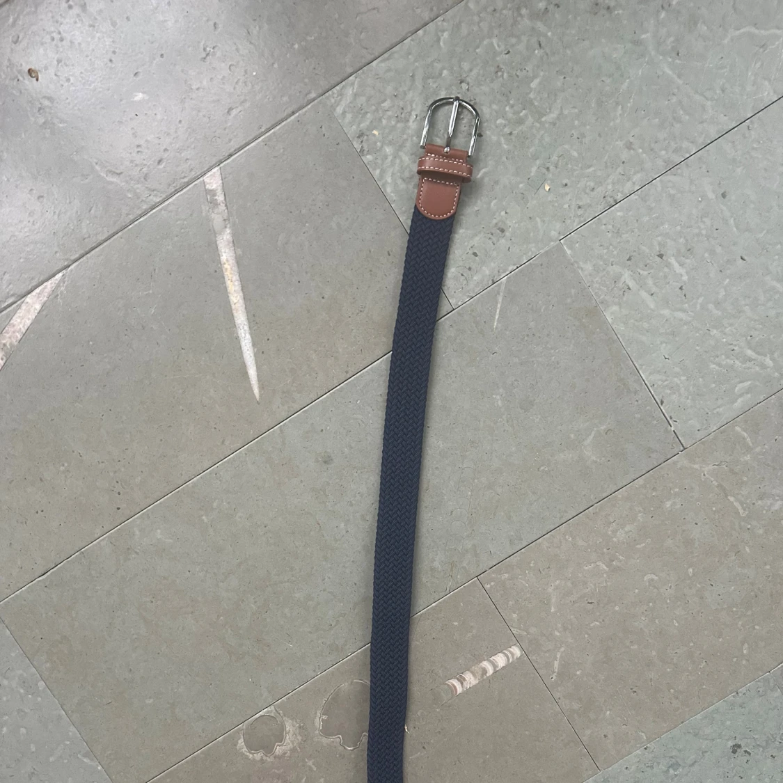 Mörkblå flätat bälte med skinn - 1