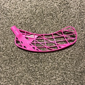 Oxdog innebandyblad - Ett superfint ganska använt oxdog blad. Har en liten spricka men märks inte vid användning. Fungerar som ett nytt blad och har inga som helst synliga tecken på användning.