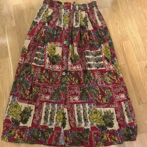 Blommig vintage långkjol - Färgstark vintage långkjol med blommigt mönster i rött, grönt, gult och blått. Väldigt italiensk stil❤️