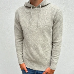 Kashmir/Merino hoodie - Ljusgrå Kashmir/Merino hoodie | Storlek S | Modellen är 177cm lång | Endast testad, därför nyskick utan defekter | Hör av dig vid frågor🌟