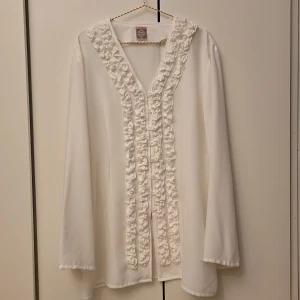 Lindex vintage vit frillig blus - Beskrivning kommer inom kort...