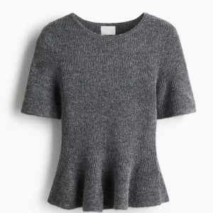 Grå stickad peplumtop - Superfin grå stickad topp med peplumformad nederdel och ribbad struktur. 