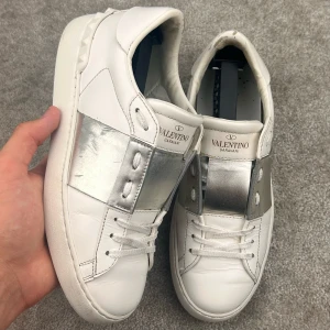 Valentino open silvriga - Valentino open silvriga | Skick: 8/10 | Storlek: 36 | Pris: 1799 kr | Tillbehör: Inget | Fler frågor? Hör av dig isåfall!