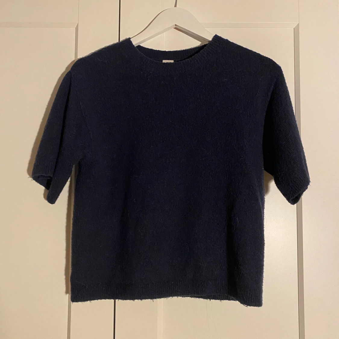 Mörkblå stickad tröja från Lindex