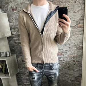 Massimo dutti cardigan - Bra skick, lite nopprig. Storlek L/M passar dig som är mellan 175-185cm ungefär. Nypris ca 2000kr. Modellen är 185 cm, 79 kg. Luvan är av men funkar fortfarande! Passar bra nu till vintern. Skriv för mer information!🤝
