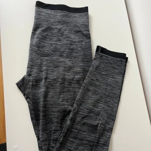 Grå leggings från Panos Emporio - Snygga gråmelerade leggings från Panos Emporio med hög midja och bred svart resår. Materialet är en mix av polyester, nylon och elastan som ger en skön stretch och passform. 
