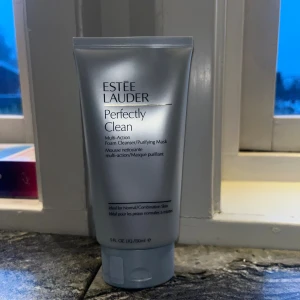 Estée Lauder Perfectly Clean rengöring obruten  - Säljer oöppnad  Estée Lauder Perfectly Clean Multi-Action Foam Cleanser/Purifying Mask, 150 ml. Perfekt för normal till kombinerad hud..