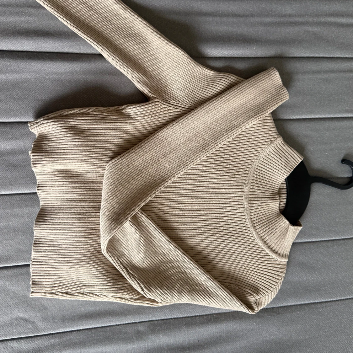 Beige ribbad långärmad tröja