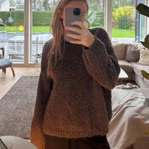 Mörkbrun stickad tröja med loose fit - Säljer en mysig mörkbrun stickad tröja med loose fit och långärmade ärmar från only 