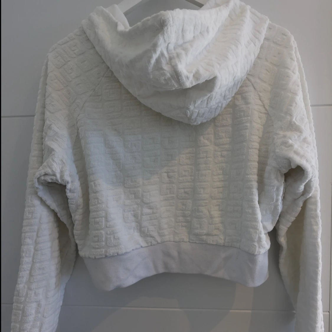 Vit hoodie från Guess med struktur - 1