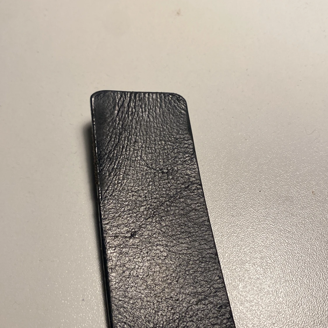 Svart skärp från Hugo Boss med gulddetaljer - 3