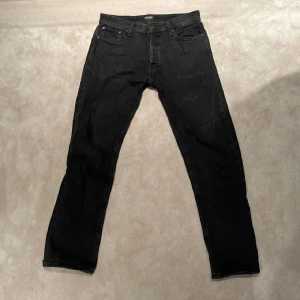 Svarta Levi's 501 jeans straight fit - Jättebra quality jeans aldrig använt. Pris kan diskuteras 