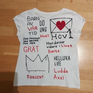 Vit t-shirt med handskriven text - HOV1 T shirt! Unik vit t-shirt med korta ärmar, dekorerad med handskrivna texter och motiv i svart och rött på både fram- och baksidan. Meddela om frågor eller om pris💞💞