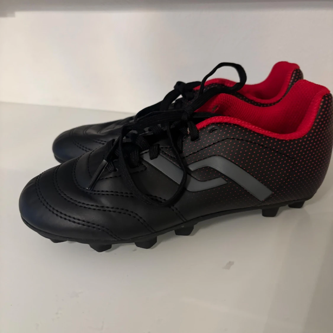 Barn Svarta fotbollsskor med röd insida - 1