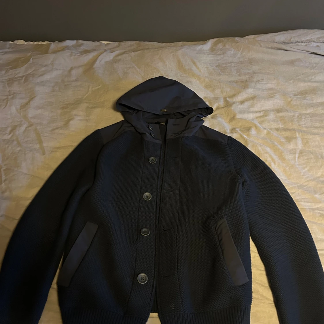 Mörkblå stickad jacka från Herno