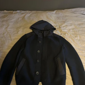 Mörkblå stickad jacka från Herno - Snygg mörkblå stickad jacka från Herno         Skick 10/10