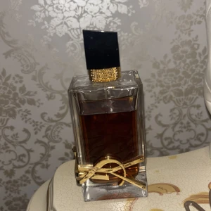 Trendig parfym med lyxig känsla - En elegant parfym från Yves Saint Laurent med snygg design och exklusiva detaljer. Perfekt för dig som vill sticka ut och addera en touch av lyx till din stil.