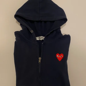 Marinblå cdg zip hoodie S - Marinblå comme des garçons play zip hoodie //  Storlek S //  Mycket bra skick //  Skriv vid minsta fråga eller fundering💯🤝