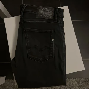 Replay Anbass jeans - Tja! Säljer ju mina fräscha replay anbass jeans i stl 32.34. Skick 9/10 då jag knappt har använt dem! Hör av er vid fler frågor. 