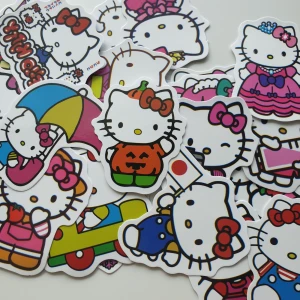 Hello Kitty klistermärken (25-pack) - Söt samling med 25 Hello Kitty-klistermärken i olika färgglada motiv. Perfekt för att dekorera laptops, surfplattor, mobilskal eller anteckningsböcker. Klistermärkena är i nyskick utan synligt slitage eller defekter.